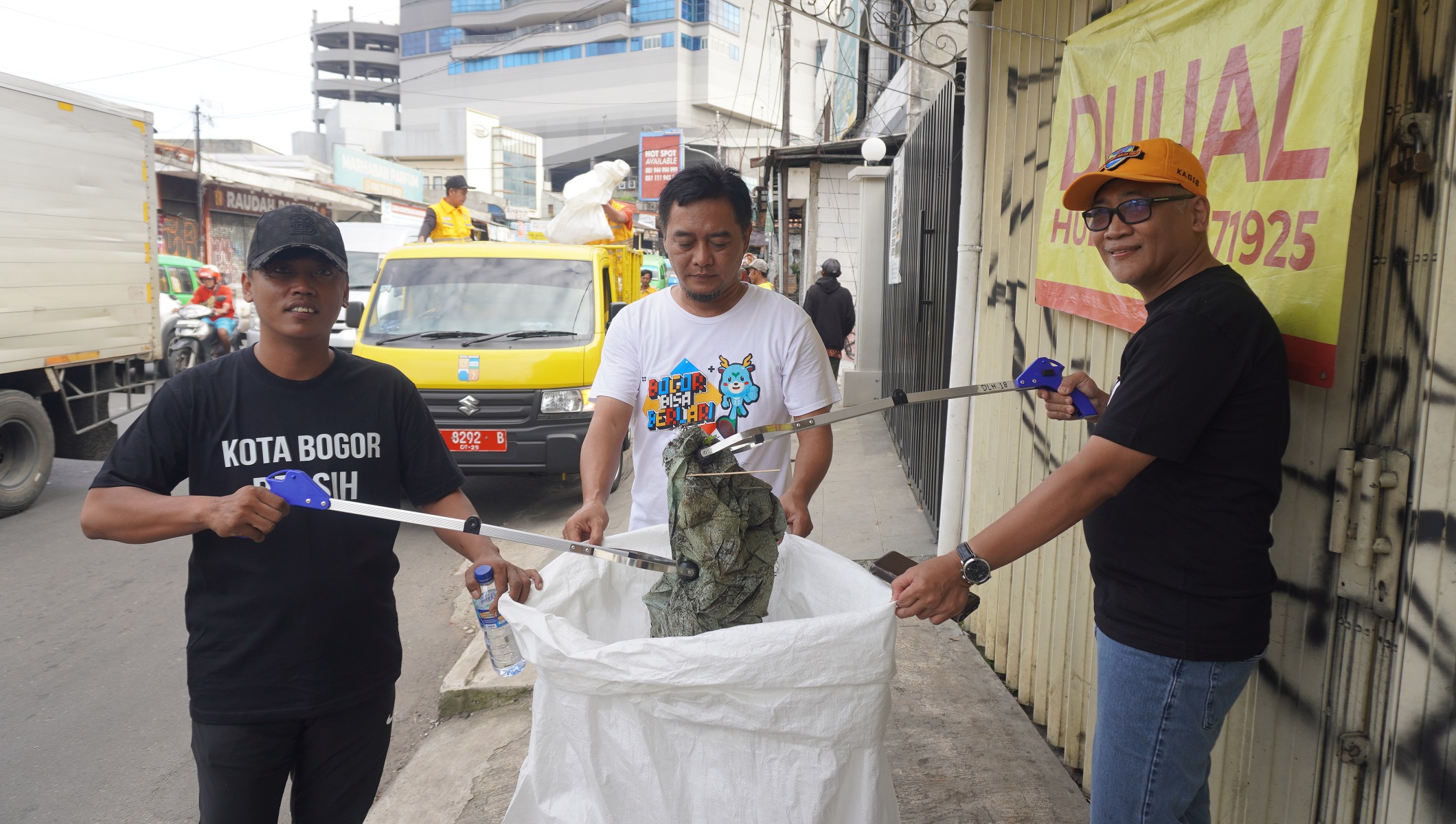 Aksi Jumat Bersih Kota Bogor Berhasil Mengumpulkan 182 Kg Sampah di Jalan Juanda